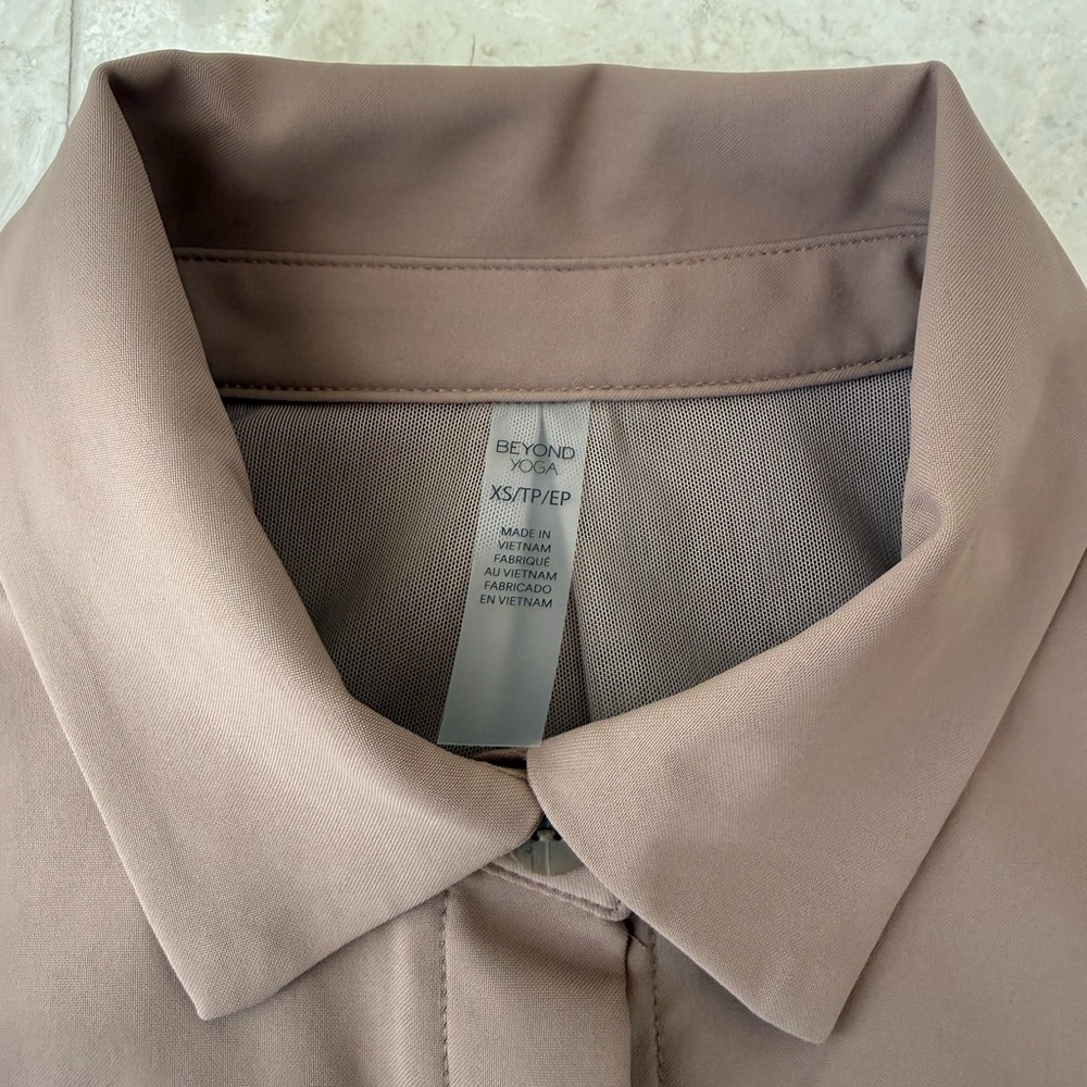 NWOT Beyond Yoga Jacket Midtown Cropped XS khaki - Picture 5 of 6